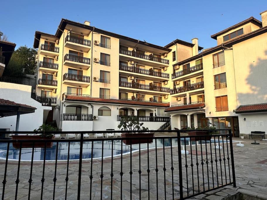 Spacious Fully Furnished Studio In Kavarna Apart Hotel Extérieur photo
